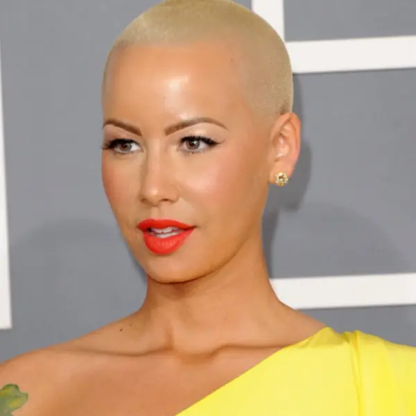 這居然是同一個人？肯伊威斯特前女友 Amber Rose 罕見戴上假髮　換造型後差異超大！
