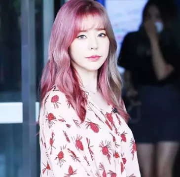 不愧是少女時代的「髮色擔當」！Sunny 最新的左右兩色髮型，肯定會成為下一波染髮潮流！