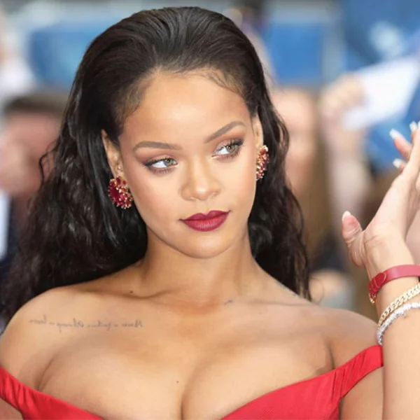 姐就是愛做自己！被網民嘲諷「太胖」，Rihanna 竟然留下 Comment 霸氣回敬！
