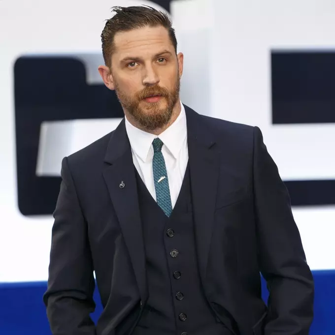一窺地表最會穿男星 Tom Hardy 的造型套路！西裝怎麼搭最有型？