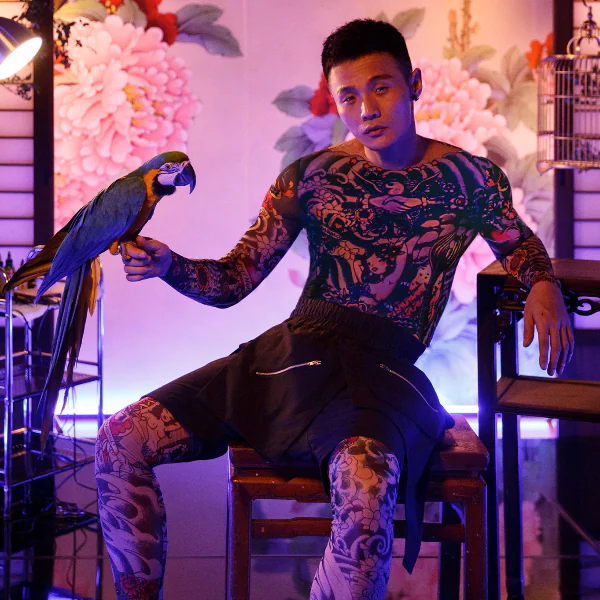 李榮浩挑戰全身刺青、1 個打 9 個！新歌〈裙姊〉結合嘻哈跟中國古典樂器、向梅蘭芳致敬