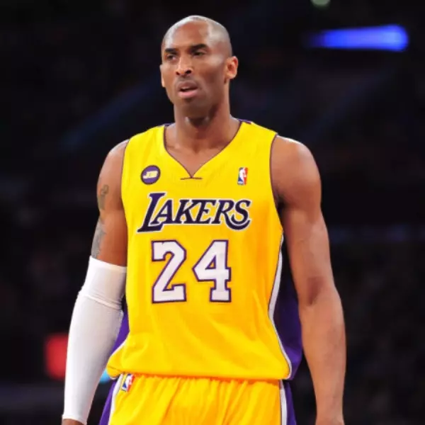 退休生活太滋潤！Kobe Bryant 高掛球衣一年養出肥肚　老大想自嘲身材又忍不住刪文...