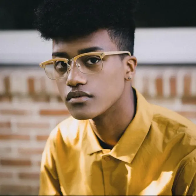 他是韓國人！16 歲「非裔超模」韓賢敏成時尚 ICON　首登「時裝週」爆紅引 BBC 邀約採訪！