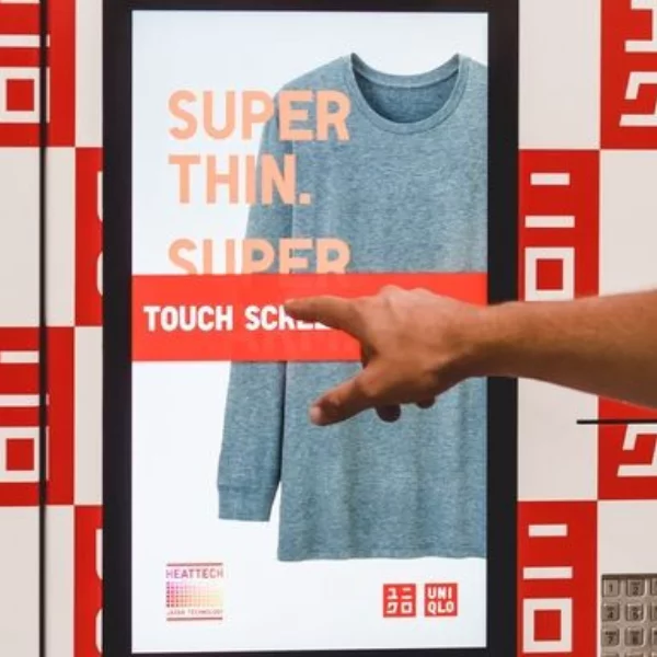 UNIQLO 搶先在美國攻佔自動販買機時尚市場！重新定義快速時尚！