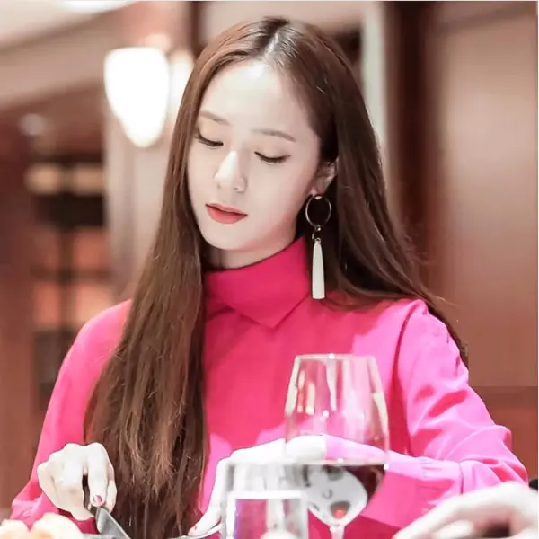 超美型！《河伯的新娘》 Krystal 最新「女神牛仔裝」登場，居然是潔西卡的設計！