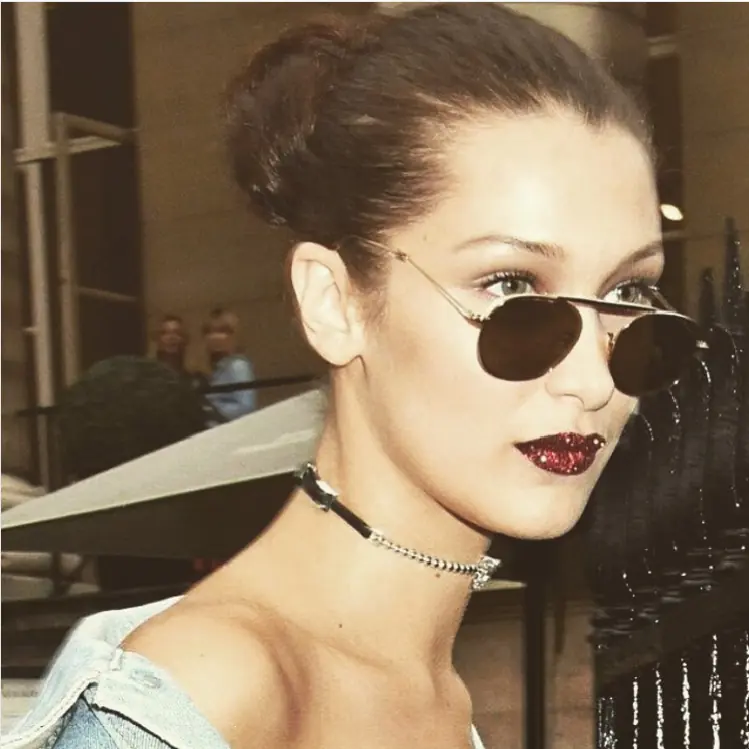 想做個帥氣女生？超模 Bella Hadid  竟「摔」了 Off-White 的招牌！