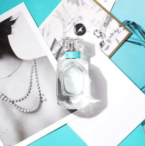 看見這瓶睽違了 15 年才推出的新香水，還有哪個女生會說不需要 Tiffany？
