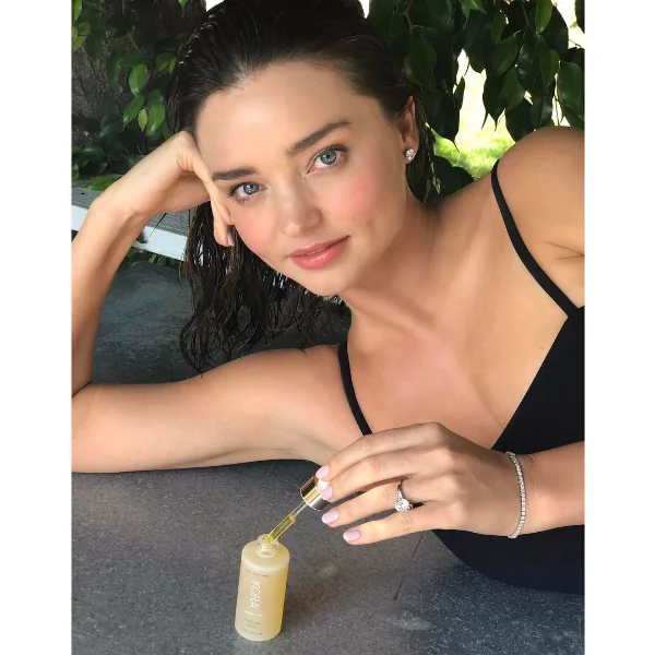哪個女生不羨慕 Miranda Kerr 的好膚質？原來她的護膚秘密，就是一支成份獨特的護膚油！