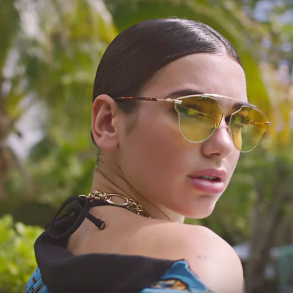 「黑馬式」竄起！Dua Lipa 新單〈New Rules〉闖進告示牌前百、英國榜前十