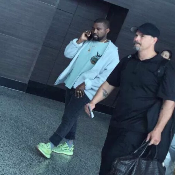 Kanye West 親身着用 adidas Originals YEEZY BOOST 350 V2「Semi Frozen Yellow」