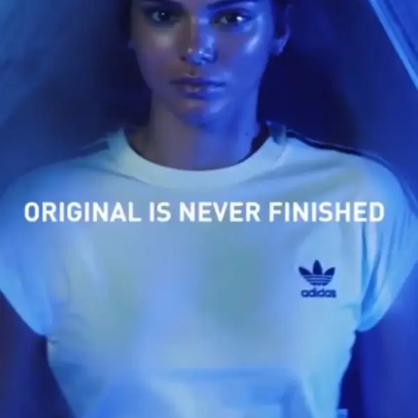 復古時尚！adidas Original 代言人Kendall Jenner 最新「球鞋」私服穿搭！