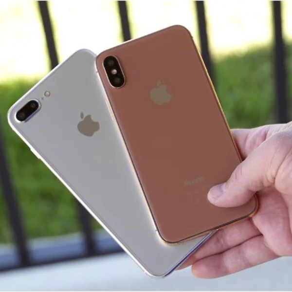 科技達人對比 iPhone 7s Plus 及 iPhone 8 兩款新機模型