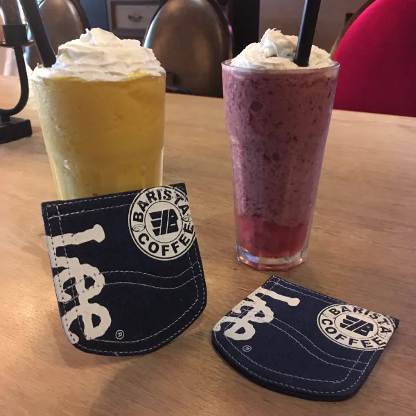 夏樂奇酷涼一夏 西雅圖極品咖啡X LEE Jeans限量聯名杯墊 即日起買夏樂奇免費贈送