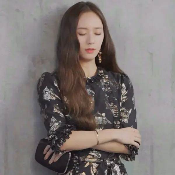 天價！《河伯的新娘》Krystal 最新「女神睡衣」造型，連「拖鞋」都貴的驚人！