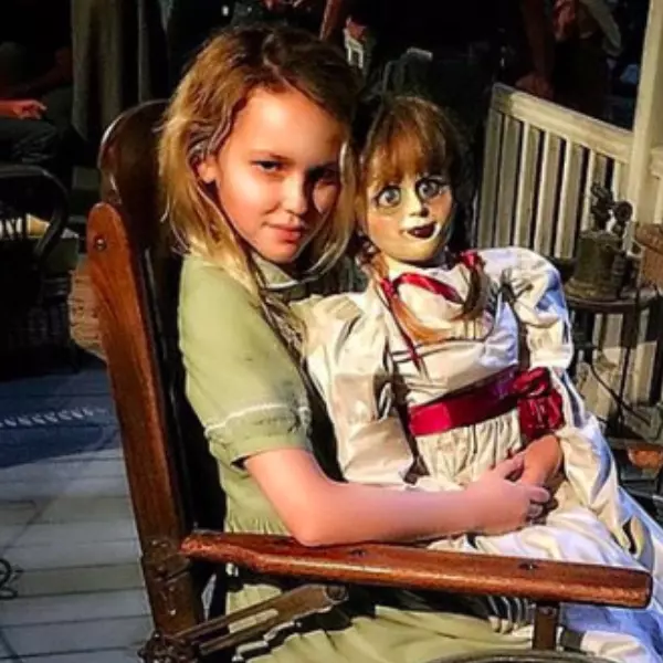 《安娜貝爾：造孽》的「珍妮絲」15 歲個性就超成熟！關於童星 Talitha Bateman 的 7 個秘密