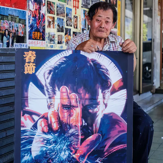 連名導都轉發！台南「海報國師」手繪太驚艷　竟引《奇異博士》導演發文讚嘆！