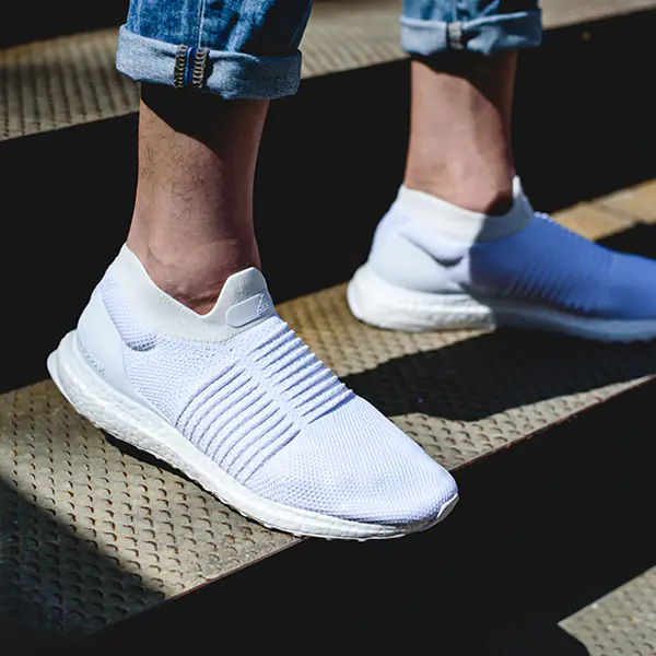 地表最強異次元跑鞋降臨！UltraBOOST Laceless 再掀厭世懶型人熱潮！