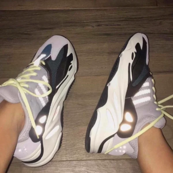 YEEZY Runner 700 火速開箱！不僅構造暗藏玄機連鞋盒都神秘到不行