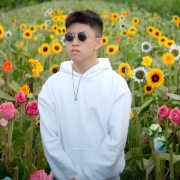 不僅包辦歌詞還身兼導演！Rich Chigga 釋出新曲〈Glow Like Dat〉