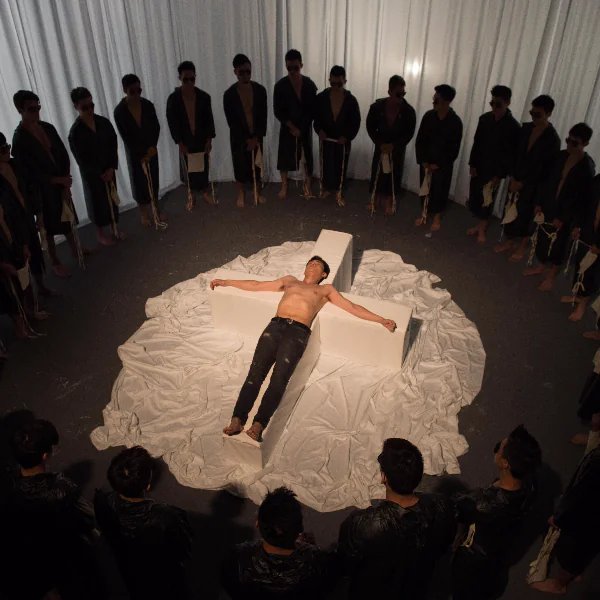 男星受騙慘遭 30 人圍攻？《三十儿立》大展 Ｇ 片現場　「肉身修道」牙一咬轉念就過！