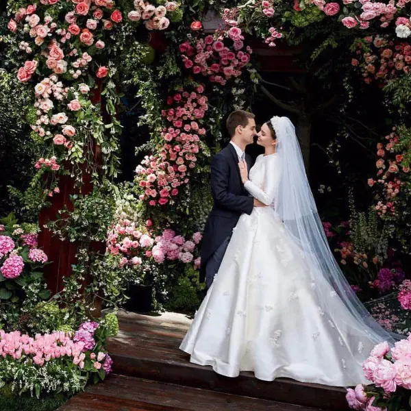 超幸福！新婚超模米蘭達可兒 花洋裝也可以穿得這麼美！