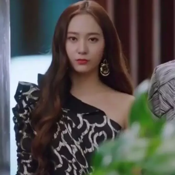 果然是人間大明星！《河伯的新娘》女神 Krystal 造型與金獎影后瑞絲薇斯朋「 撞衫」！