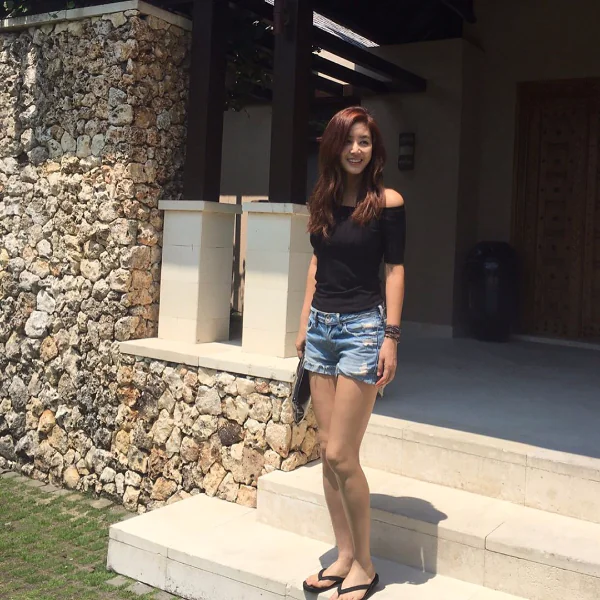 李敏鎬媽媽逆天生長！纖腰長腿 簡直是 20 歲美少女