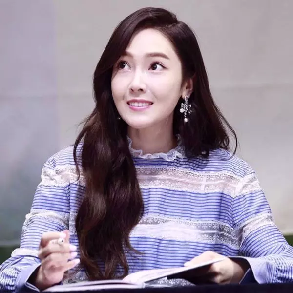 偶像企業家！潔西卡 Jessica《最新穿搭》展現「輕奢」的高質感魅力！