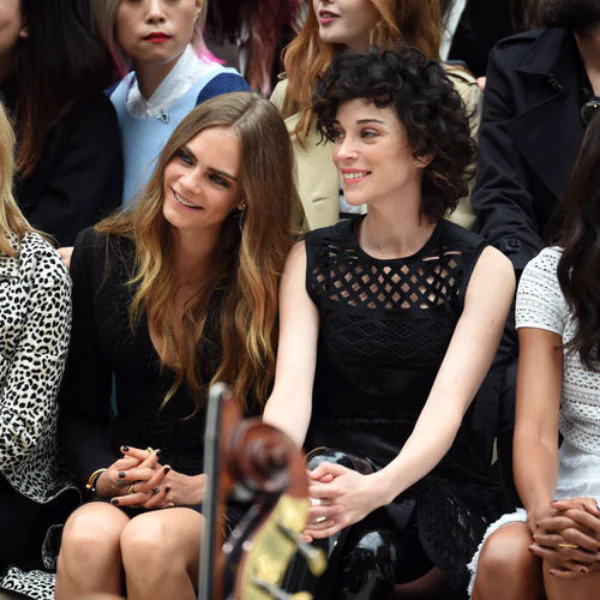 跟人氣超模 Cara Delevingne 拍拖感覺如何？這問題或許只有前女友 St. Vincent 能回答！