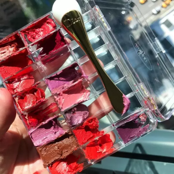 她在 Instagram 影片中把各款名牌唇膏切斷並壓爛，卻意外成為了網民的熱話！