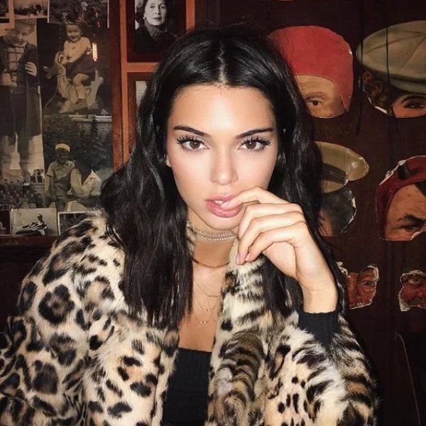 Kendall Jenner 親授！如何在 3 分鐘化出自然又有立體感的妝容？