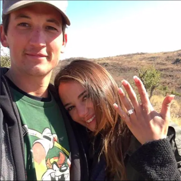 《進擊的鼓手》男星 Miles Teller 在非洲荒野求婚，鑽戒套牢交往 4 年的辣模