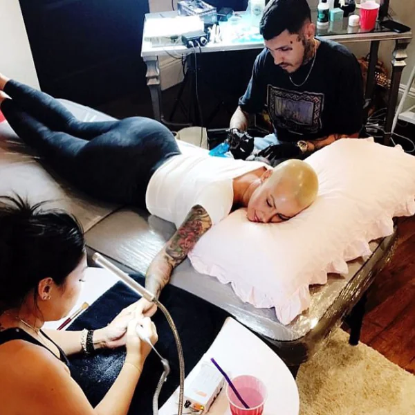 肯爺前女友 Amber Rose 修改刺青，把原有前夫頭像換為這個人！