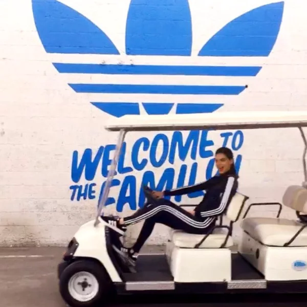 坎達兒·珍娜稱職代言人，性感穿上肯爺 adidas 這一雙球鞋外出！