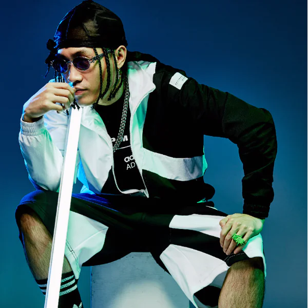 嘻哈+潮流最燥組合！B.C.W 上腳最新 adidas Originals EQT，凶狠示範「經典不敗色系穿搭」照樣電爆全場