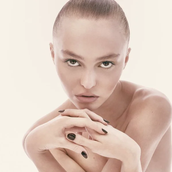 滿 18 變得更性感、大膽！Lily Rose Depp 裸上身登雜誌封面、放話：我會證明自己不是靠爸族