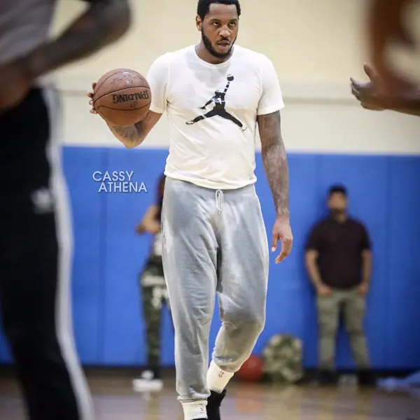 甜瓜安東尼被媒體捕捉，疑似搶先著用全黑色 Air Jordan 32 代！