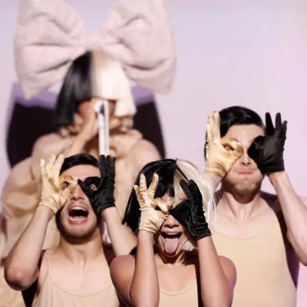 與「肉胎裝妹」Maddie Ziegler 再度合作！Sia 摘下假髮、首次挑戰自編自導電影《Sisters》