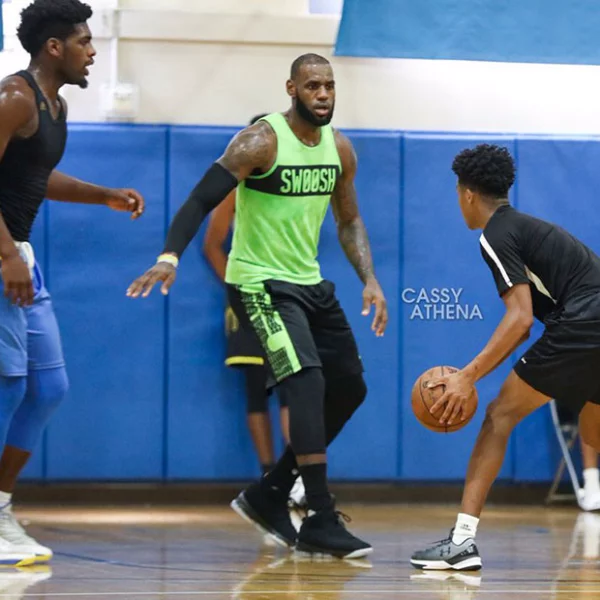Nike LeBron 15 搶先曝光？詹皇搶先著用的這雙神秘鞋款是...