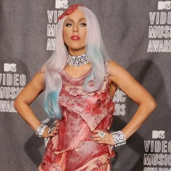 還記得生肉裝嗎？盤點 MTV 8 大最驚嚇藝人造型  誇張程度超乎你的想像...