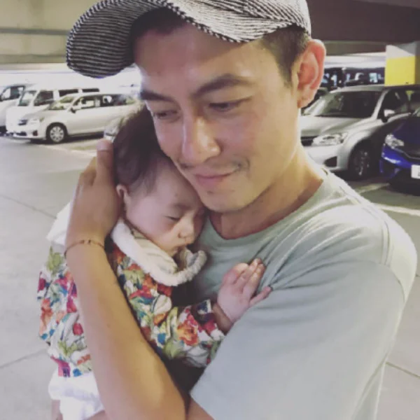 浪子真的變了！陳冠希被直擊出門打扮超隨意　奶爸只顧幫寶貝女兒拍照！