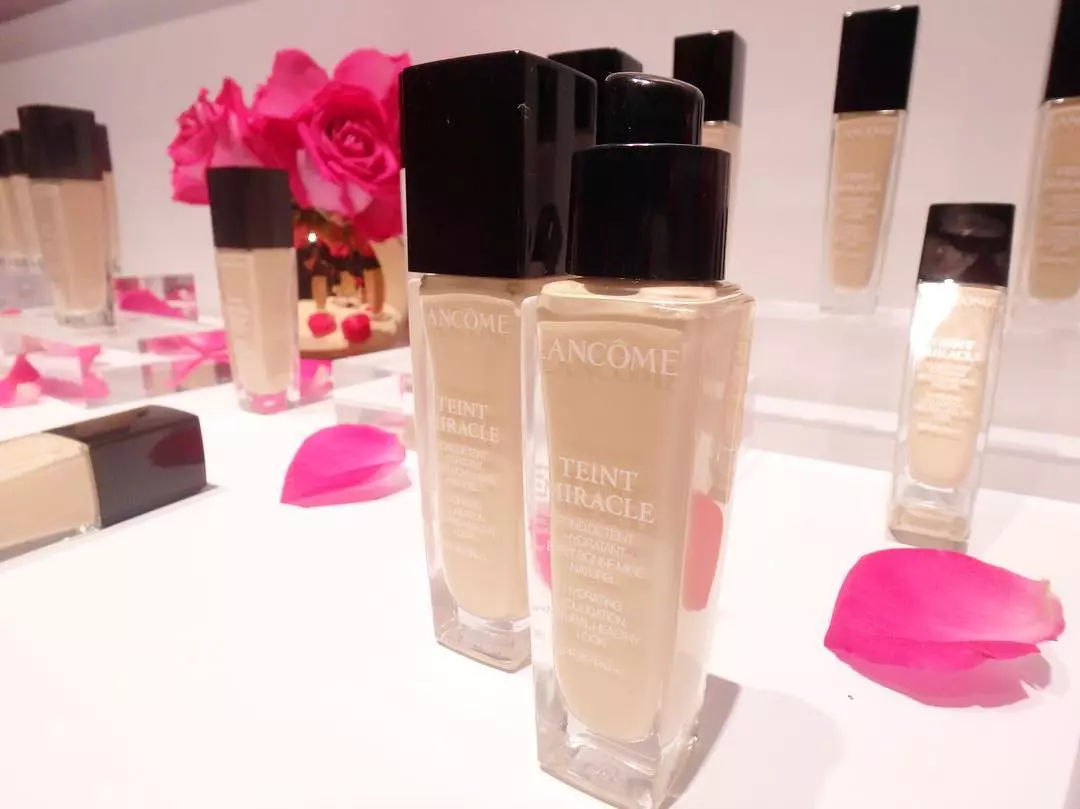 底妝卡卡好尷尬？ Lancome 推出「掐得出水粉底」！網友：薄透妝感遮瑕超猛...