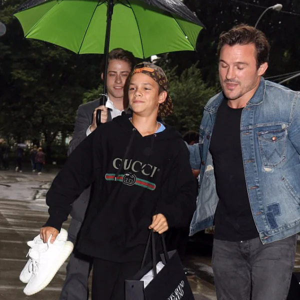 貝克漢二兒子羅密歐全身都很潮，下雨天怕弄髒這雙鞋！