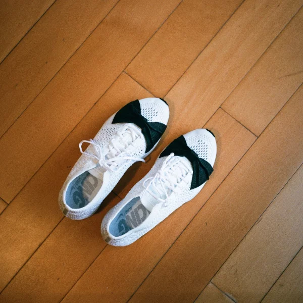 川久保玲 x Nike Flyknit Racer 加了蝴蝶結玩心！價格卻很大人