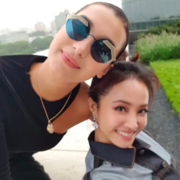 「國際蔡」再次出動！蔡依林揪 Bella Hadid 北京賣萌 3 連拍，大秀閨蜜情誼