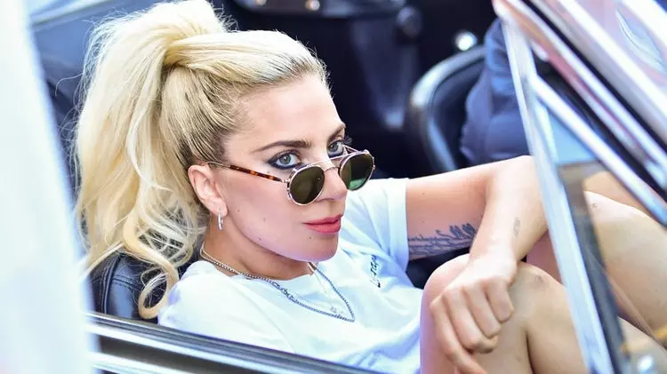 好糗！Lady Gaga「動物園豪宅」被鄰居狂抱怨　天剛亮就被公雞叫聲給吵醒！