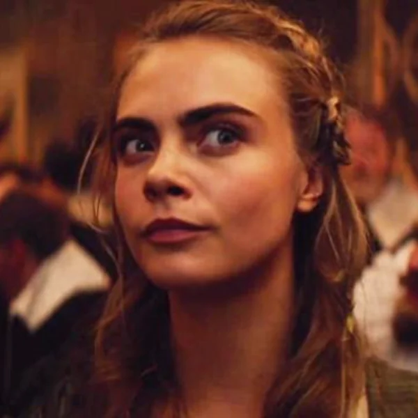 血脈噴張！Cara Delevingne 從影以來尺度最大床戲　全裸任男演員親吻胸前！