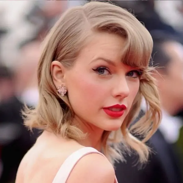 誰說她沒有好閨蜜？Taylor Swift 為好友擔任伴娘，造型更美得像示範作！