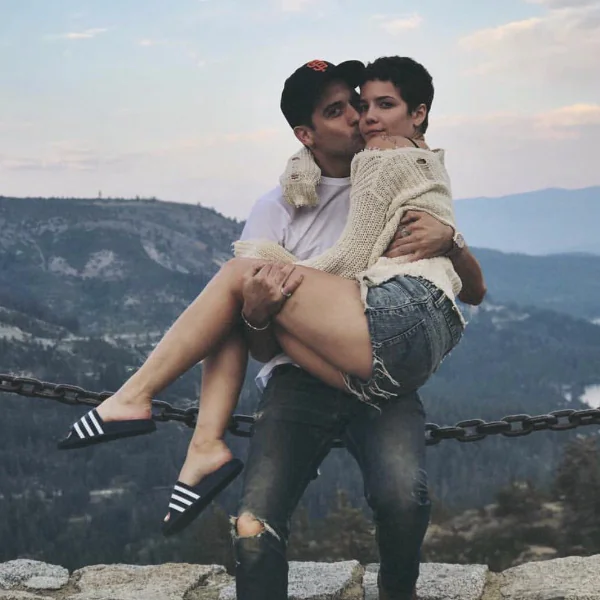 跟拉娜德芮掰了？G-Eazy 與 Halsey 疑因合作擦出愛火　直接公主抱大方甜蜜放閃！