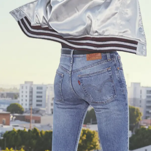 「極高腰」復古丹寧趨勢　Levi’s® 高腰牛仔褲 4 大穿搭術！
